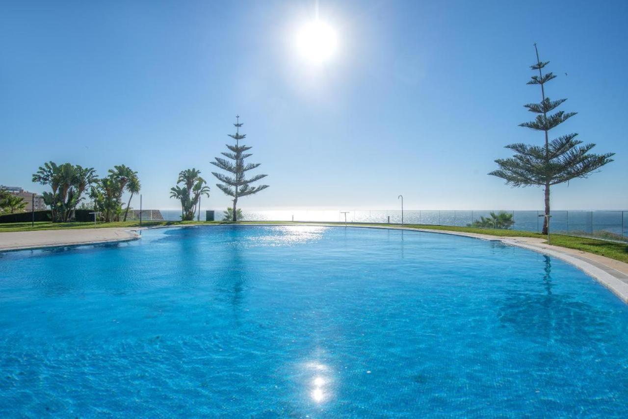 Beach And Pool Holidays At The Grand Coloso Беналмадена Екстериор снимка