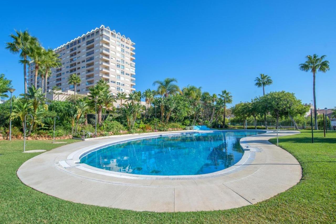Beach And Pool Holidays At The Grand Coloso Беналмадена Екстериор снимка